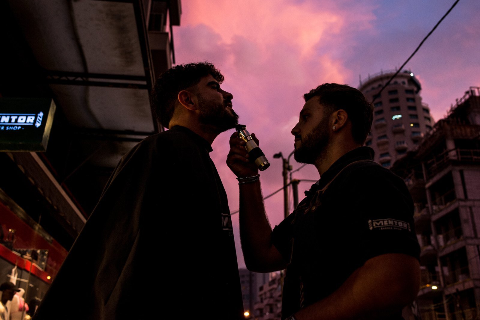 עיצוב זקן על רקע שמי הערב של תל אביב